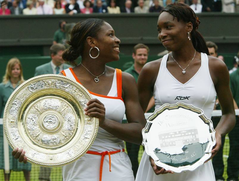 Wimbledon 2003: Serena sorride a Venus, sconfitta nella finale 4-6, 6-4, 6-2 (Ap)